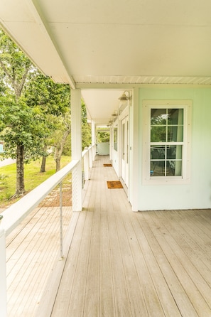 Terrace/patio - Sassy Seas HideAway, a relaxing cottage in a quiet neighborhood (Ocean Springs)