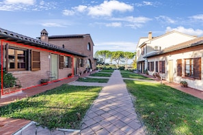 Exterior - Myrtle apt with shared pool, Castiglione del Lago, Italy (Castiglione del Lago)