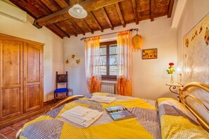 2 bedrooms, free WiFi, bed sheets - Myrtle apt with shared pool, Castiglione del Lago, Italy (Castiglione del Lago)