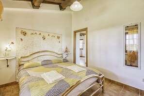 2 bedrooms, free WiFi, bed sheets - Myrtle apt with shared pool, Castiglione del Lago, Italy (Castiglione del Lago)