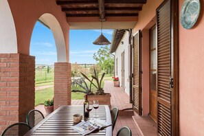 Outdoor dining - Olive apt with shared pool, Castiglione del Lago, Italy (Castiglione del Lago)
