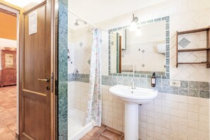 Bruser, hårtørrer, bidet, håndklæder