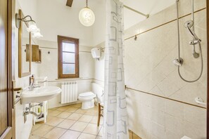 Bruser, hårtørrer, bidet, håndklæder