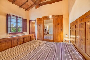 5 bedrooms, free WiFi, bed sheets