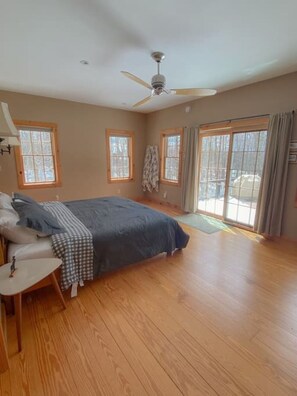 5 bedrooms, desk, iron/ironing board, travel cot