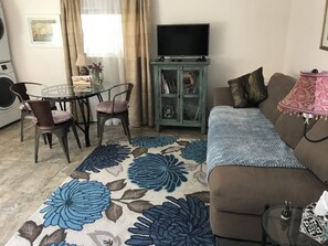 Smart TV, DVD player, books, music library - Irish hospitality at its best (Fairbanks)