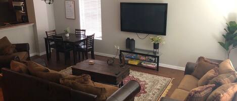 スマートテレビ、暖炉、テレビゲーム、Netflix