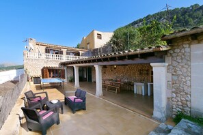Outdoor dining - Holiday Home 'Can Moragues' with Mountain View, Wi-Fi and Air Conditioning (Pollensa)