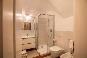 Dusche, Haartrockner, Handtücher