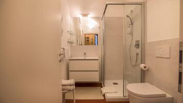 Douche, sĂšche-cheveux, serviettes fournies