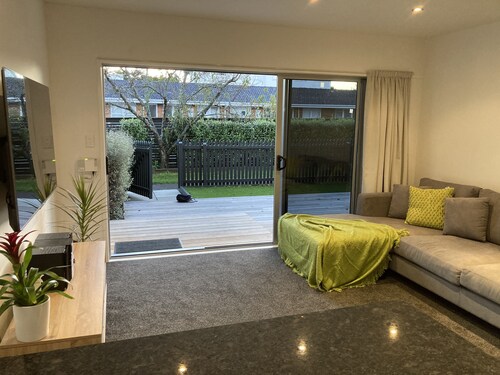 Modern apartment near vibrant Ellerslie village/train station. Central Auckland