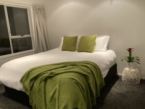 2 bedrooms, iron/ironing board, free WiFi, bed sheets - Modern apartment near vibrant Ellerslie village/train station. Central Auckland (Auckland)