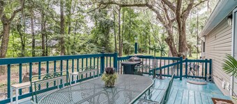 "Sea Island Oaks": 5BR, Private Porch, Free Hunting Island Admission, Family Getaway!