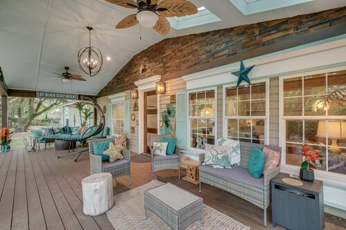 "Sea Island Oaks": 5BR, Private Porch, Free Hunting Island Admission, Family Getaway!