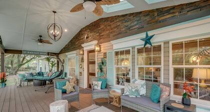 "Sea Island Oaks": 5BR, Private Porch, Free Hunting Island Admission, Family Getaway!