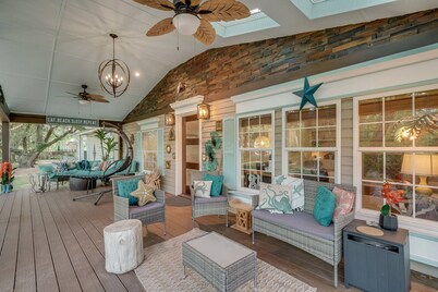 "Sea Island Oaks": 5BR, Private Porch, Free Hunting Island Admission, Family Getaway!