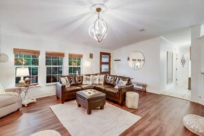 Smart TV - "Sea Island Oaks": 5BR, Private Porch, Free Hunting Island Admission, Family Getaway! (Saint Helena Island)