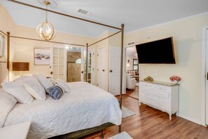 5 bedrooms, free WiFi, bed sheets - "Sea Island Oaks": 5BR, Private Porch, Free Hunting Island Admission, Family Getaway! (Saint Helena Island)