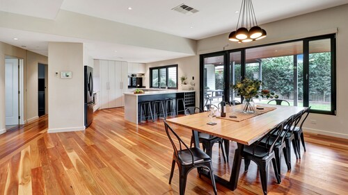 Banksia House - 5 Bedroom 2 bathroom home with pool and large yard.