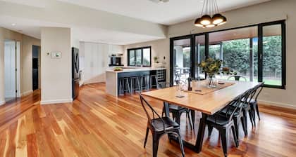 Banksia House - 5 Bedroom 2 bathroom home with pool and large yard.