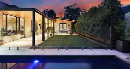 Banksia House - 5 Bedroom 2 bathroom home with pool and large yard.