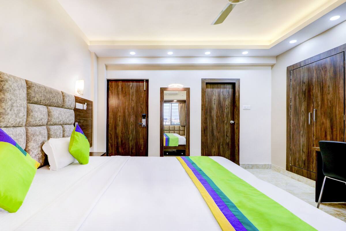 Standard Double Room | Desk, iron/ironing board (on request), WiFi (free), bed sheets
