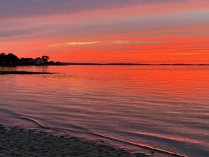 Rannalla, aurinkotuoleja, rantapyyhkeitä