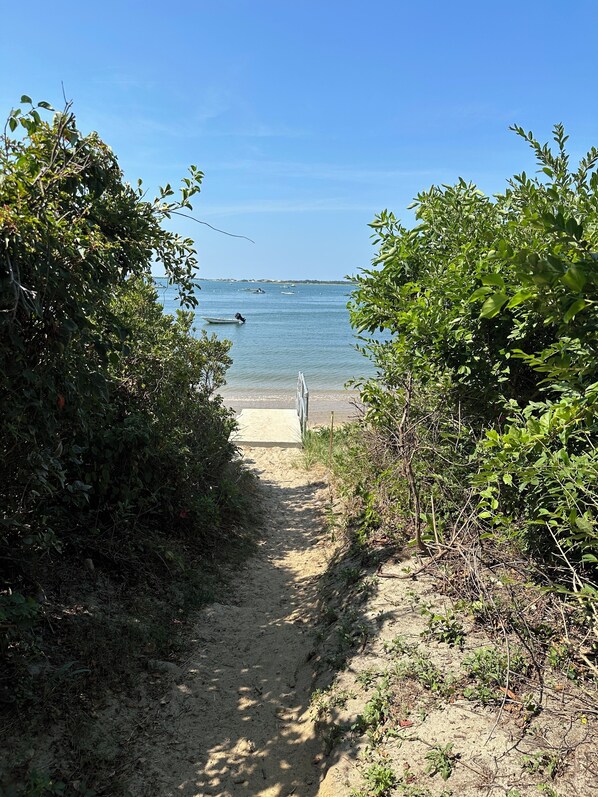 En la playa, camastros y toallas de playa
