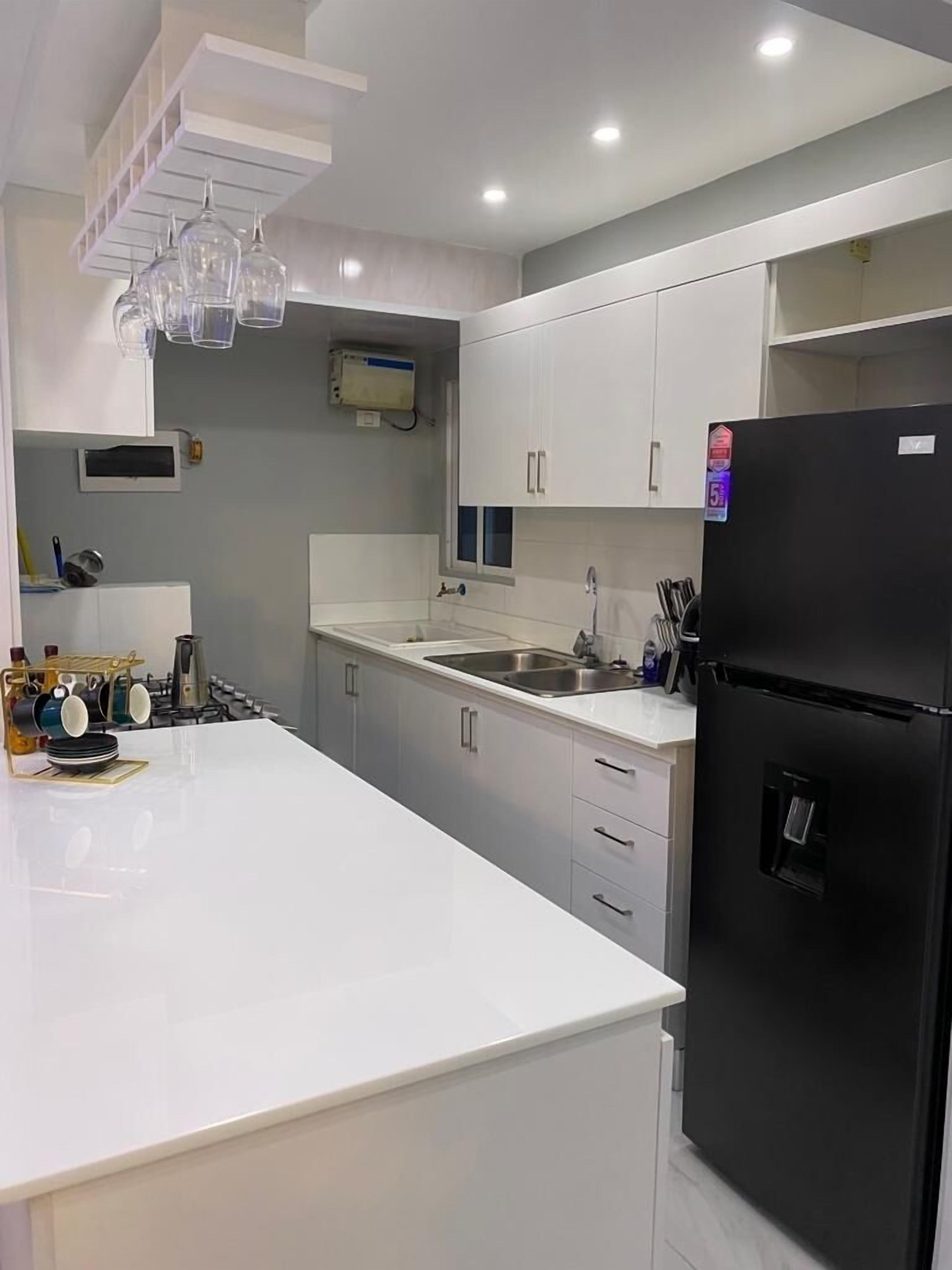 Horno, cafetera y tetera, licuadora y utensilios de cocina 