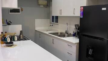 Horno, cafetera y tetera, licuadora y utensilios de cocina