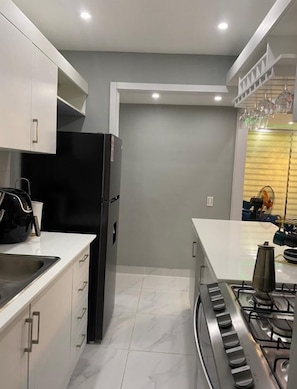 Oven, coffee/tea maker, blender, cookware/dishes/utensils