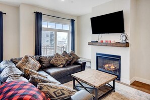 Smart TV, fireplace, video games, Hulu - Downtown WP Loft 16 I Hot Tub I Great Views I Bunk Beds I Discounted Attractions (Winter Park)