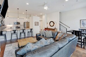 TV connectée, cheminée, jeux vidéo, Hulu