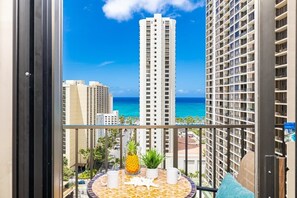 Outdoor dining - Beautiful Ocean View | Split AC | 1 Block to Beach (Honolulu)