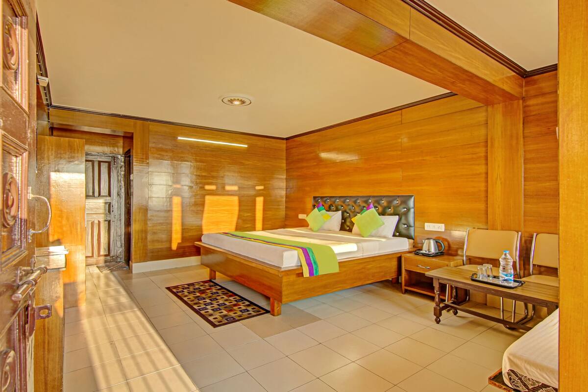 Habitación doble Deluxe | Tabla de planchar con plancha, wifi gratis y ropa de cama 