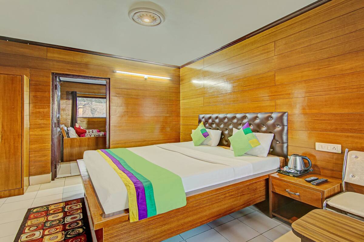 Habitación doble Premium | Tabla de planchar con plancha, wifi gratis y ropa de cama 