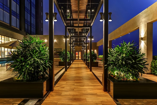 Una piscina al aire libre