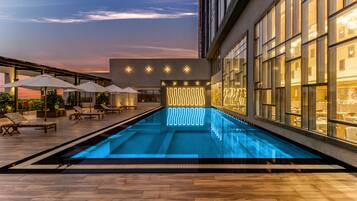 Una piscina al aire libre