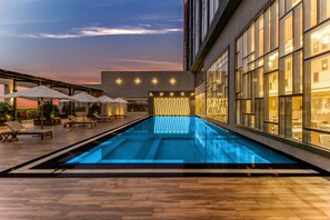 Outdoor pool - Lemon Tree Premier Bhubaneswar (Bhubaneshwar)