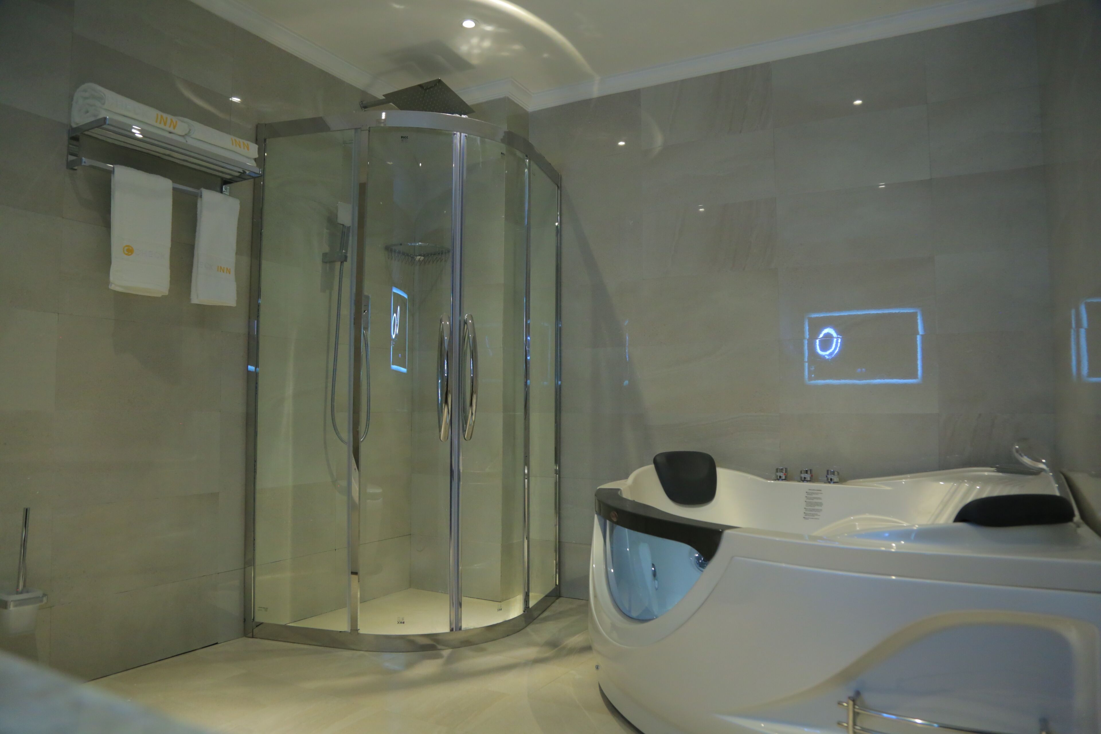 Executive Suite | Bathroom | Rainfall showerhead, bathrobes, slippers, towels