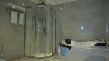 Suite exécutive | Salle de bain | Douche cascade, peignoirs, pantoufles, serviettes fournies