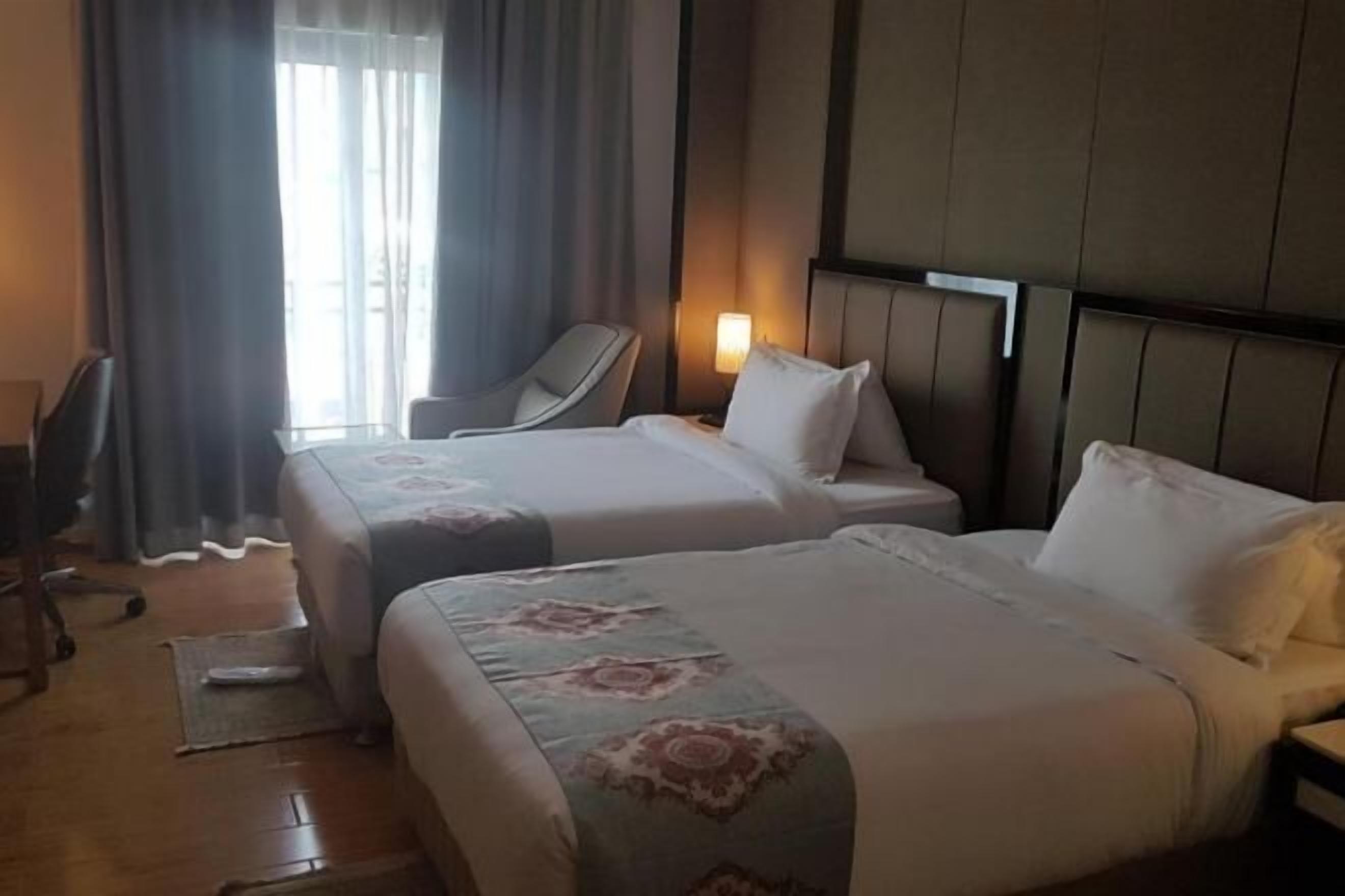 Minibar, meja kerja, ruang kerja ramah laptop, dan kedap suara