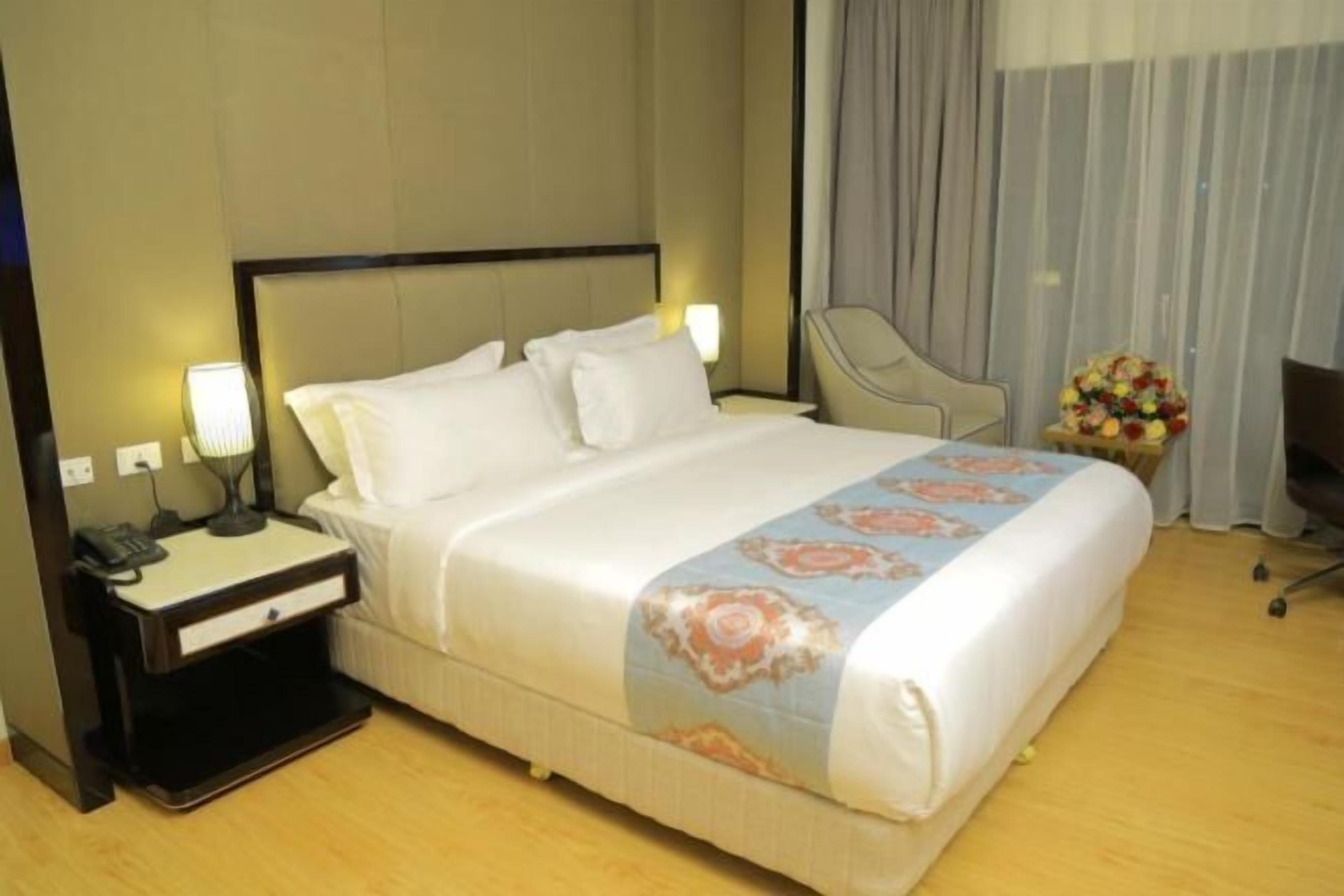 Minibar, meja kerja, ruang kerja ramah laptop, dan kedap suara