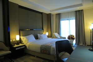 Minibar, desk, laptop workspace, soundproofing - Check Inn Hotels - Addis Ababa (Addis Ababa)