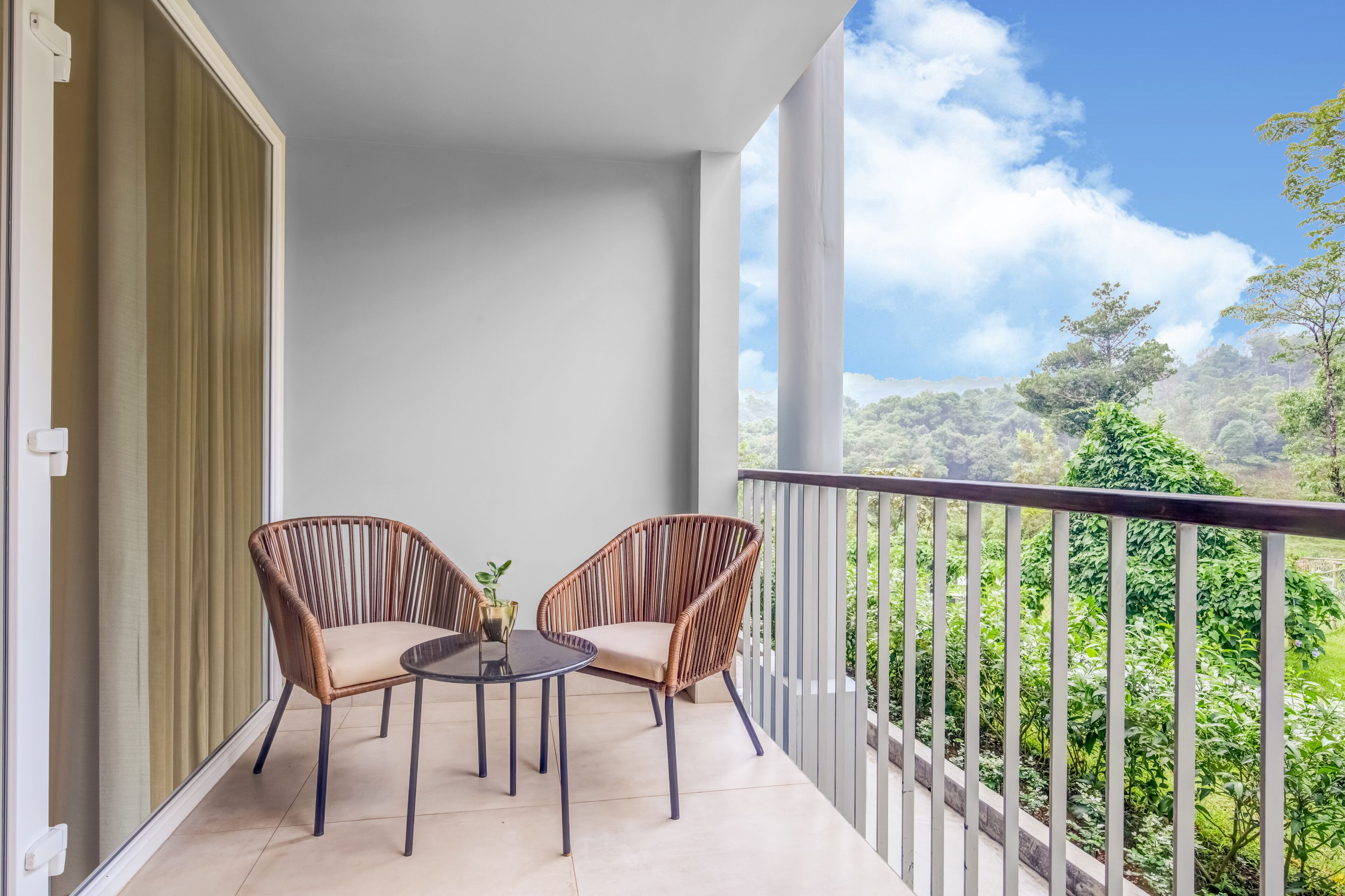 Minibar, in-room safe, desk, laptop workspace