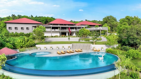 Una piscina al aire libre