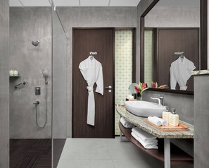 Habitació prèmium, 1 llit de matrimoni gran | Bany | Dutxa, articles de tocador gratuïts, assecador de cabells i barnussos 