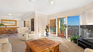 Apartment | Living area | 50-cm flat-screen TV with digital channels, TV, Netflix - Whitesands Unit 301 (Forster)