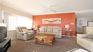 Apartment | Living area | 50-cm flat-screen TV with digital channels, TV, Netflix