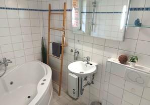 Combined shower/bathtub, jetted bath, hair dryer, towels - Natururlaub am Meer - Ferienhaus mit 2 Separaten, Voll Ausgestatteten Wohnungen (Scharbeutz)